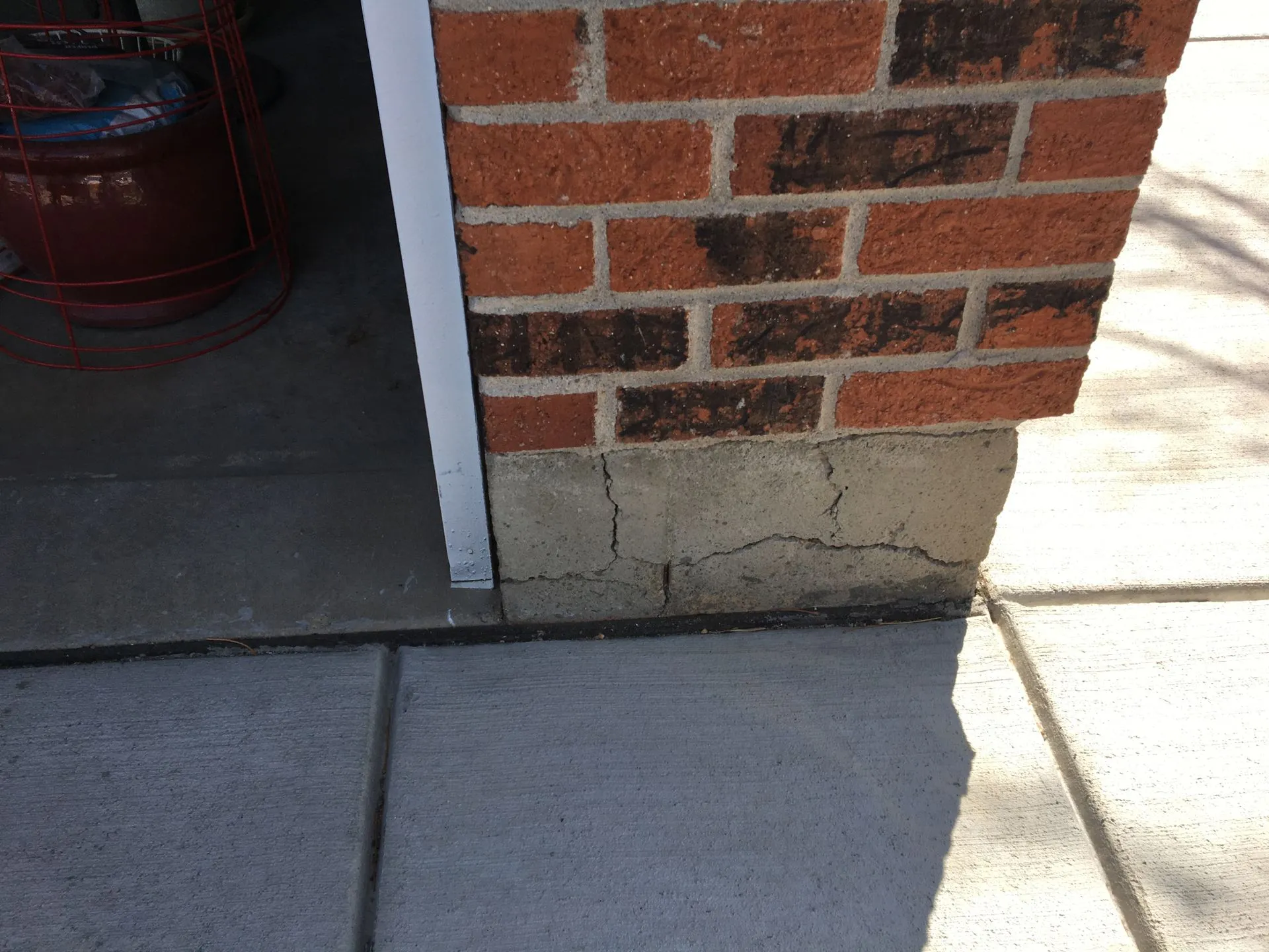 Cracked concrete corner of a Brick wall